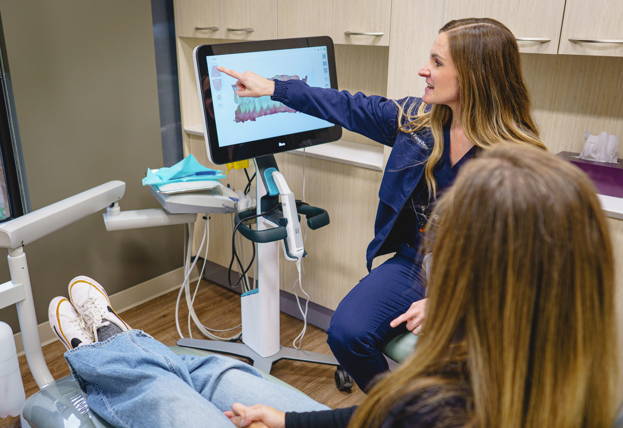 Dentist explaining digital teeth scan at Fox Family Dentistry in Springfield and Burke, VA